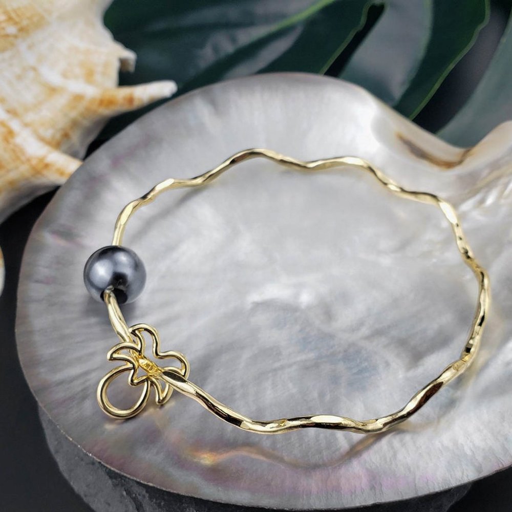 Wavy Black Pearl Pineapple charm bracelet